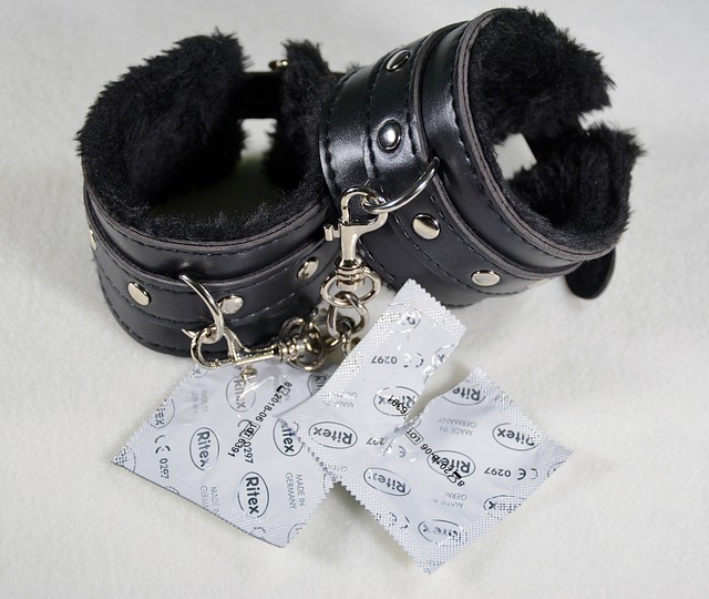 handcuffs-2773819_640